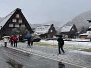 みぞれ降る白川郷