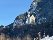 雪の中の城は幻想的で素敵でした。