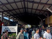 電車市場@もうすぐ電車が到着するので人が集まり出した！