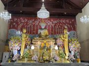 塔の階段を登った中に入っている仏像