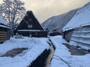雪と茅葺き屋根