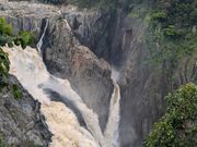 鉄道側からの滝