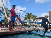 宮崎さん(赤い服のスタッフさん)