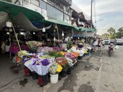 市場の中のお花屋さん