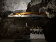 タイらしく涅槃像が祀られていました