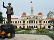 ホーチミンさんの像