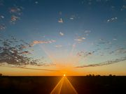 日の出（ウルルの反対側）