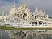 白のお寺が綺麗です