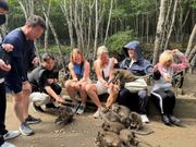 猿との記念撮影