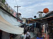 メークロン線路市場での一コマ。市場歩きが楽しいです。