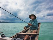 サバニを操船する吉田さん