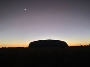 日の出前のウルル