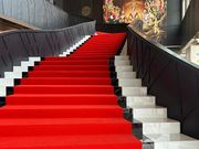 階段を上がっていくとシアターです。美しい赤いカーペットに期待が膨らみます。