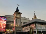 出入り口のゲートから撮りました。目立つ建物です。