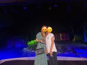 熱い舞台で記念撮影