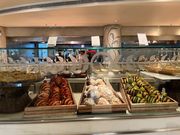 ショーケースの中のパティスリーも絶品！