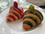 この2種類のクロワッサン（ラスベリー、ピスタチオ）は絶品です！中にたくさんクリームが入っています。