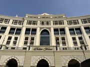 ホテルの正面入口から見たホテル。重厚感があります。