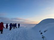 凍った湖上の仕掛けに向かう。