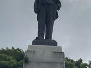 「砂糖王」松江春次の銅像。