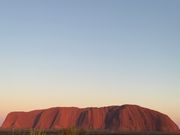 朝日に照らされるウルル