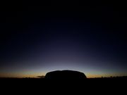 日の出前のウルル。蠍座が真上に登ってきていてとてもきれいでした。