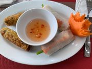 お昼はビュッフェではありませんでしたが、十分な量が提供されました。