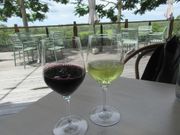 眺めの良い席でワインを