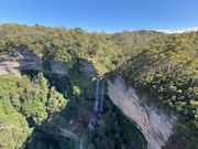 シーニックワールドで見れる滝。乗り物は右側に位置どるのがおすすめ