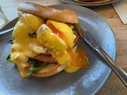 ルーラの街で食べたエッグベネディクトベーグル。全く柄にもないオシャブランチ。