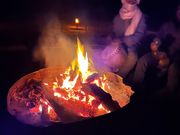 焚き火を囲んでベルベル人の演奏を楽しむ