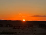 砂漠の朝日、なぜだか、夕日みたいに赤い