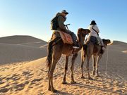 砂漠をラクダに乗るアクティビティ