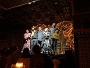 3人のダンサーとギタリスト、中央はシンガーさんです