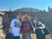 遺跡の行商人と記念写真