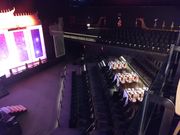 二階VIP席からステージと一般客席