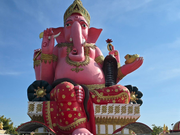 ワット・パークナムのピンクのガネーシャ