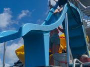 船の滑り台から海へ