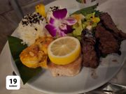 ガーリックシュリンプ、アヒ、ステーキのワンプレート