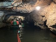 洞窟くぐりが楽しい