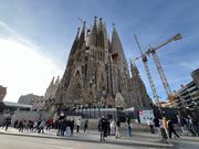 サンパウ病院から歩いてサグラダファミリアまで来た時に撮った写真です。