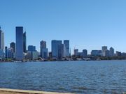 スワンリバーをはさんでパース市街地を望む公園