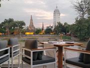 ディナーレストラン（予定より早いスタートになり、あまりライトアップは強くない）