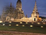 アユタヤ遺跡のライトアップ（想像と異なる一色）