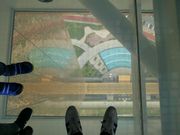 上から下を望む