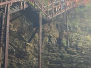 泳がなくてもライフジャケットを着用し、下に降りた方がよいです。