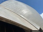 近くから見たオペラハウス