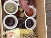 ドローンショーの前にでる夕食