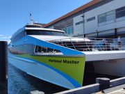 ヒラリーズ港からこのフェリーで45分