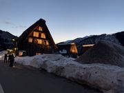 天気が良く　合掌造の屋根に雪が無かったのが難点と言えば難点